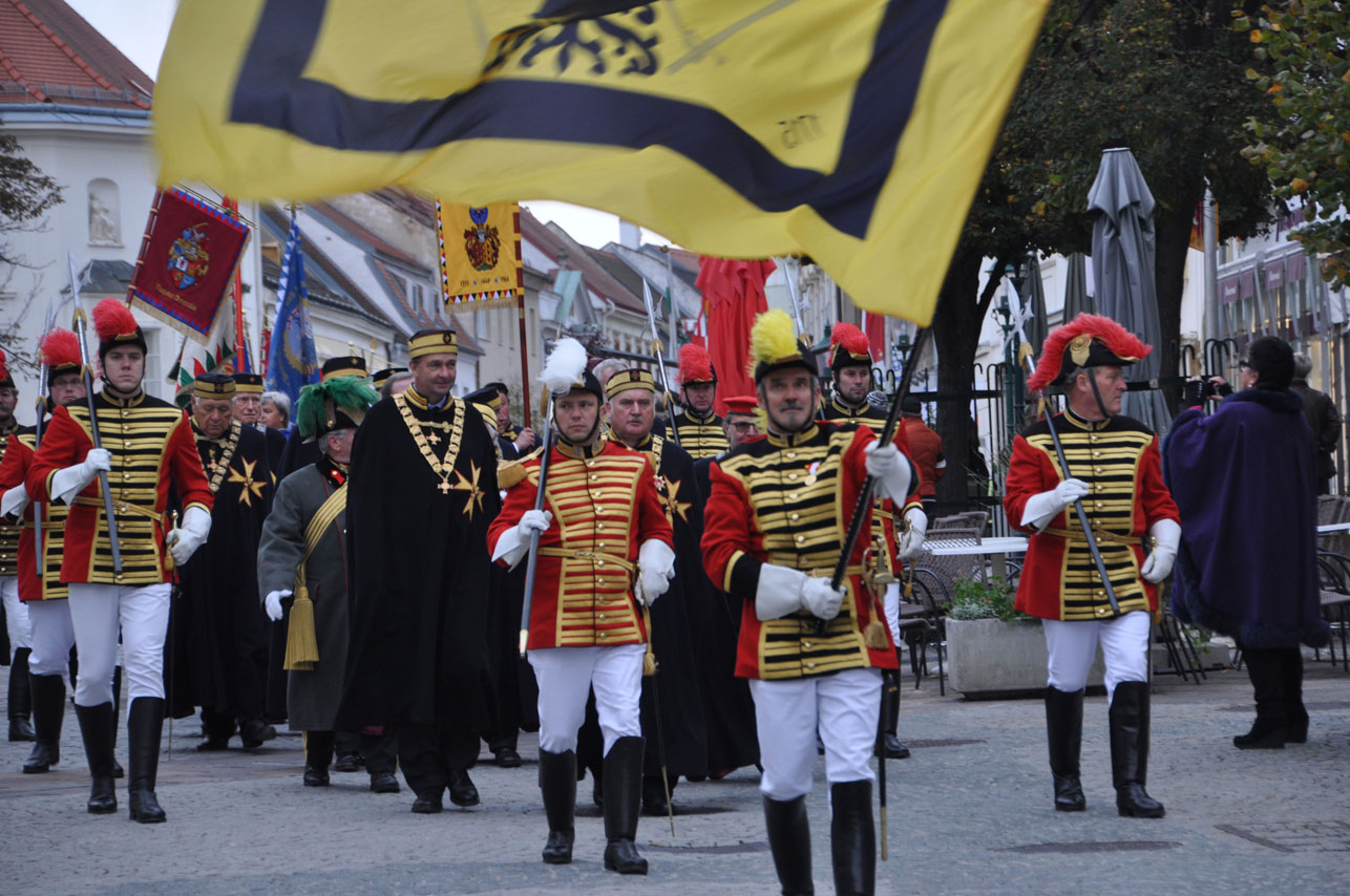 KvH mit Regimenten am Weg zur Hl. Messe - Weinritterstiftungsfest 2014