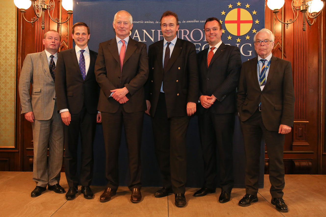 Gruppenfoto KvH mit Fürst Liechtenstein und Podiumsvortragenden am Otto von Habsburg Symposium