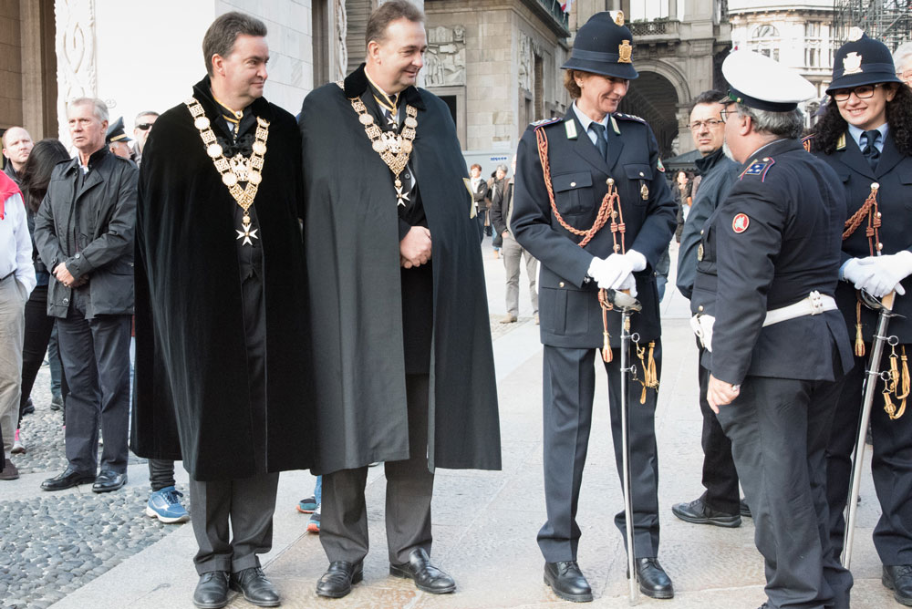 KvH mit seinem Bruder Georg von Habsburg im Gespräch mit Polizisten in Mailand