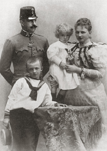 Erzherzog Otto samt Familie und dem kleinen Erzherzog Karl