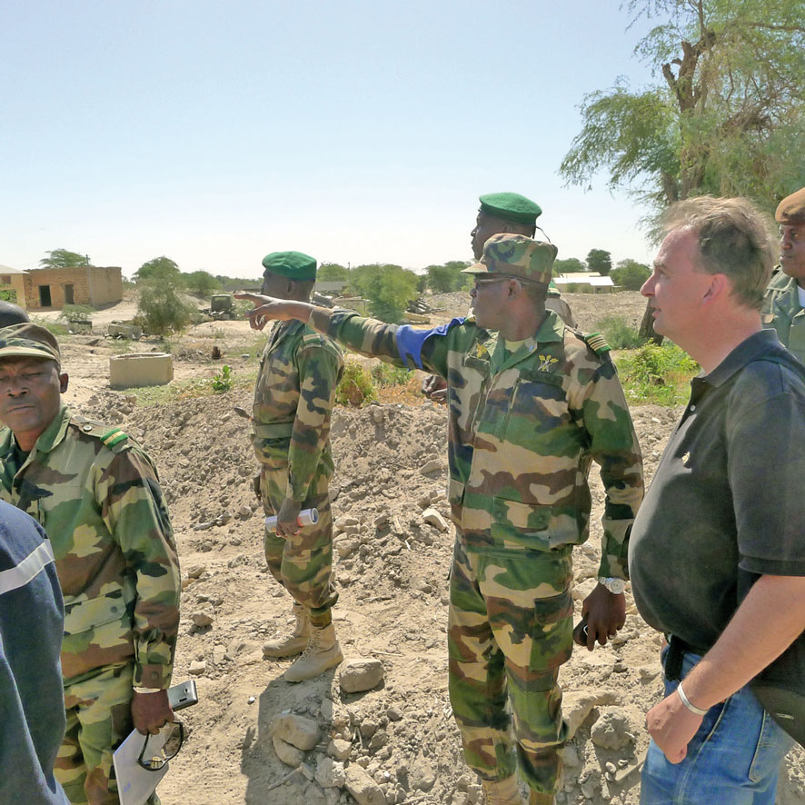 KvH in Timbuktu bei einer Besichtigung mit Offizieren