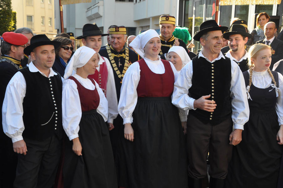KvH am Weinritter-Stiftungsfest - Gruppenbild mit traditioneller Trachtentruppe