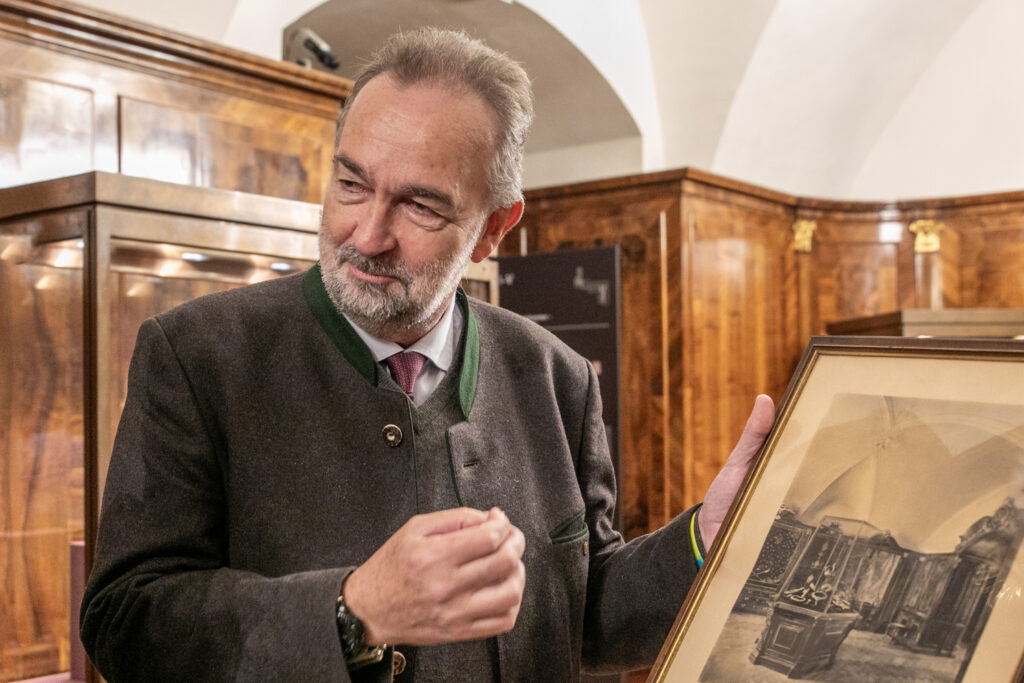 Karl von Habsburg in der Schatzkammer